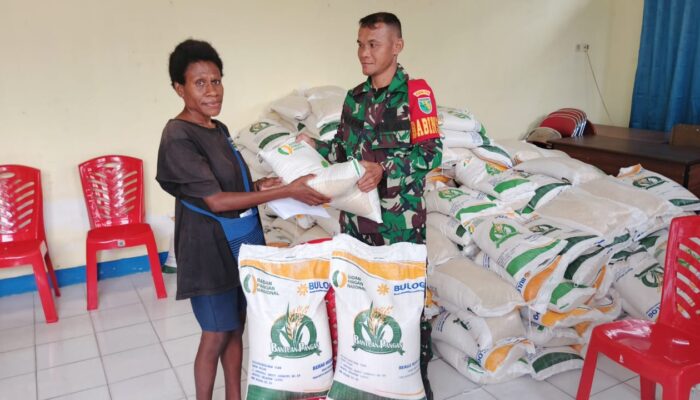 Babinsa Koramil 1710-02/Timika Dampingi Penyaluran Beras Kepada Warga