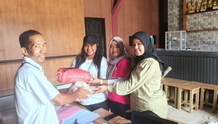 Gelar Berbagai Perlombaan Sambut HUT RI ke-80, Pemkam Nawaripi Serahkan Alat Olahraga dan Umbul-Umbul