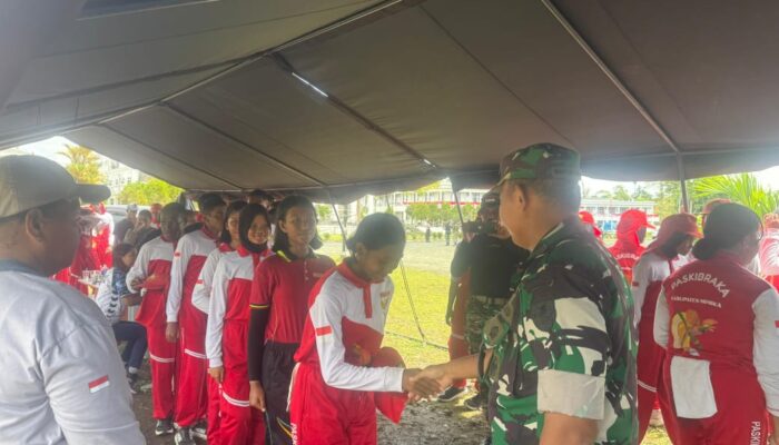 Motivasi Serta Tingkatkan Semangat Berlatih, Dandim 1710/Mimika Tinjau Latihan Anggota Paskibraka