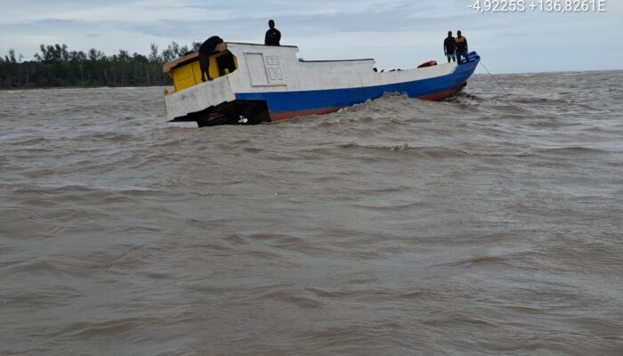 Seluruh Penumpang Perahu Susun yang Mati Mesin di Muara Inauga Berhasil Dievakuasi Selamat