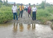 Kepala Distrik Wania Tegaskan Tak Boleh Ada Bangunan di Atas Daerah Aliran, Perbaikan Jalan Akan Diusulkan Pada Musrenbang