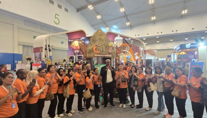 Tampil di APKASI Otonomi Expo 2025, Kepala Dinas Koperasi dan UMKM Mimika Apresiasi Tim yang Menampilkan Produk Khas Papua