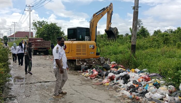 Sebanyak 100 Ton Sampah Berhasil Dimuat, Norman Ditubun: Akan Bangun Pos Pemantau di Lokasi Tempat Pembuangan Sampah