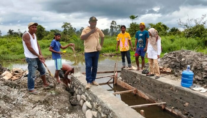 Atasi Banjir dan Putusnya Akses, Pemkam Nawaripi Bangun Jembatan Beton di RT 17