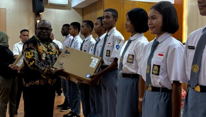 Gubernur Meki Nawipa Serahkan Laptop Kepada 9 Anggota Paskibra Tingkat Provinsi di Timika