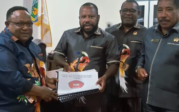 10 Draft Raperdasi dan Raperdasus Hasil Kajian STIH Mimika Diserahkan ke Pimpinan DPR Papua Tengah