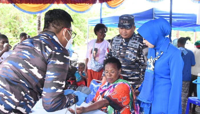 Lanal Timika Gelar Bakti Sosial dan Kesehatan di Kampung Cenderawasih, Warnai HUT TNI ke-80 di Timika
