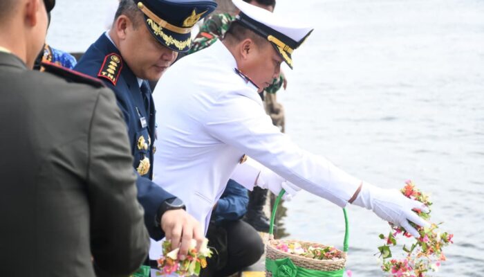 Peringatan HUT TNI ke-80, Lanal Timika Upacara Tabur Bunga  di Poumako
