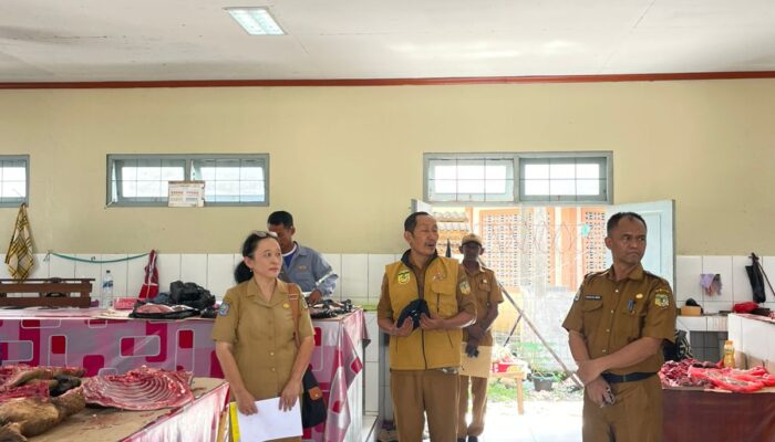 Kolaborasi Disperindag dan Disnak Keswan Terapkan Wajib Timbangan di Lapak Babi Pasar Sentral