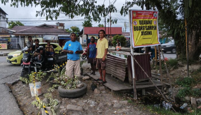 Plang Larangan Buang Sampah Dipasang di Jalan Masuk Kampung Nawaripi, Layanan Jemput Sampah Disiapkan