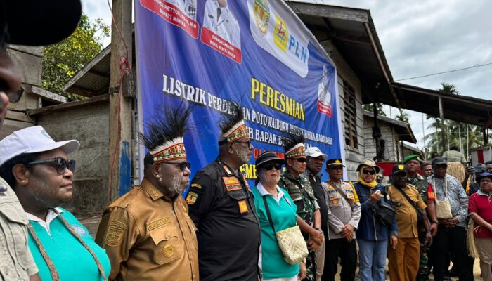 Resmikan Listrik Desa di Potowaiburu, Bupati JR: Sesuai Visi Misi Kami, Mimika Harus Terang di Semua Distrik