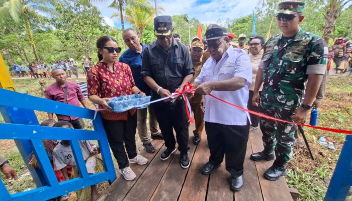 Setiba di Mimika Barat Tengah, Bupati dan Wakil Bupati Mimika serta Rombongan Resmikan Layanan Air Bersih dan Perpustakaan Kampung