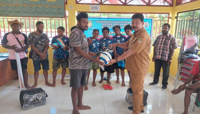 Kampung Tioka Kencana Dukung Pemuda dengan Bantuan Pakaian dan Peralatan Olahraga