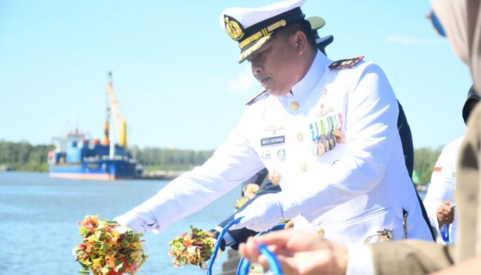 HUT Armada RI ke-80, Lanal Timika Gelar Upacara Tabur Bunga dan Bakti Sosial