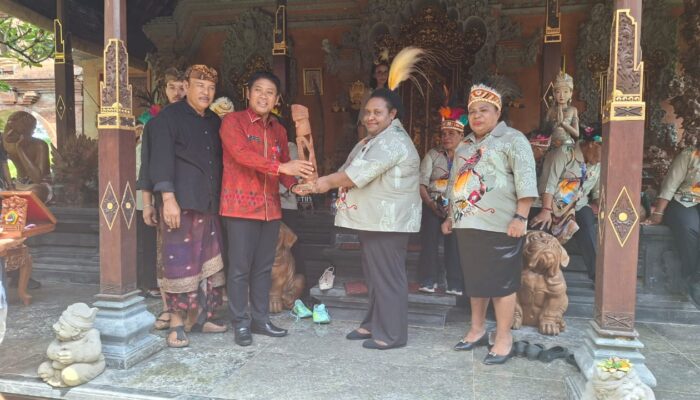 Studi Tiru ke Bali, Dekranasda Mimika Adopsi Model Pengembangan Kerajinan Untuk Kesejahteraan Rakyat