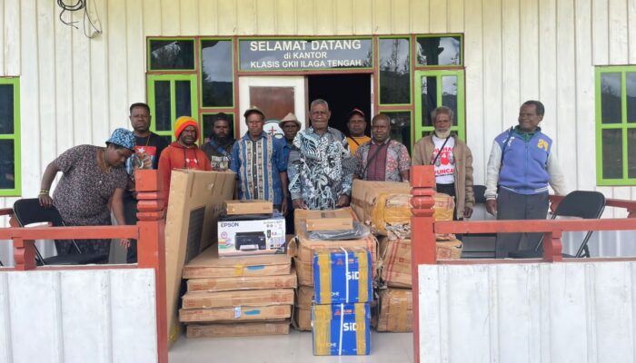 Prabowo Subianto Memberikan Bantuan Peralatan Kantor untuk Gereja di Ilaga Tengah