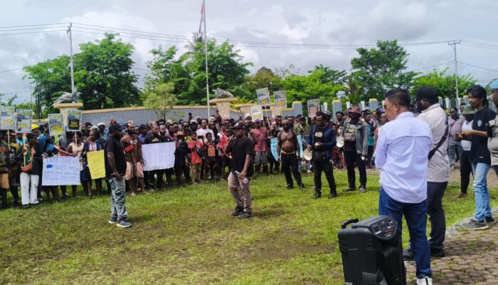 Massa Aksi Solidaritas Jila Demo di DPRK Mimika Minta Penarikan Militer, Dolphin Beanal: Pansus Akan Dibentuk