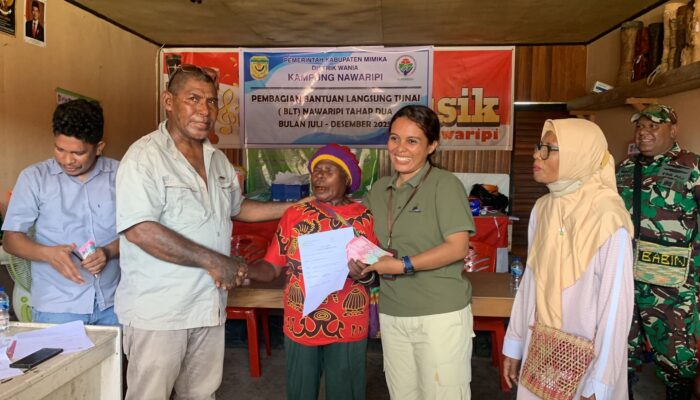 Salurkan BLT Kepada 45 KPM, Ini Pesan Kepala Kampung untuk Warga Nawaripi