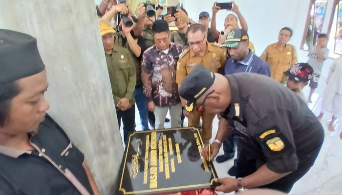 Resmikan Renovasi Masjid Tertua di Mimika, Bupati Rettob Kenang Masa Kecilnya