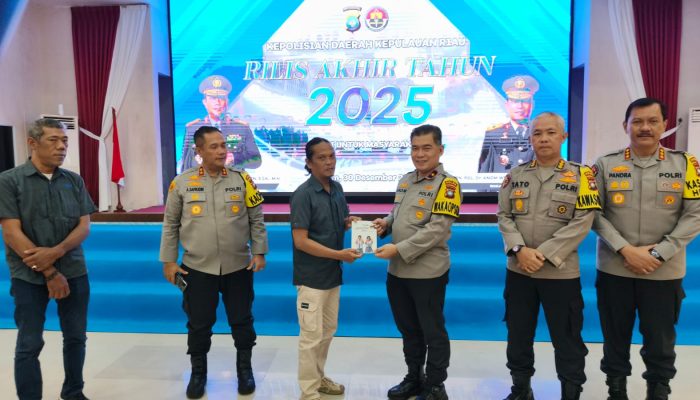 Usai Penyampaian Rilis Akhir Tahun 2025, Kapolda Kepri Terima Buku ‘Tolak Jadi Korban TPPO’ dari JMSI