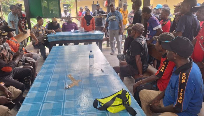 Jaga Kondusifitas Jelang H-1 Natal, Anggota DPRK Mimika Hj. Rampeani Buka Palang dan Bayarkan THR TKBM Pelabuhan Pomako