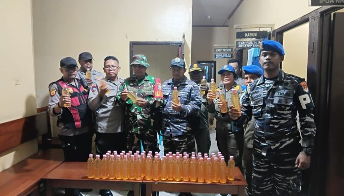 Polres Mimika Amankan 230 Liter Miras Lokal Saat Kedatangan Km Sirimau Di Pelabuhan Pomako