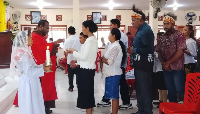 Sebanyak 170 Peserta Terima Sakramen Krisma di Gereja Katolik St. Agustinus Nawaripi