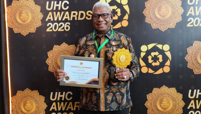 Bukti Komitmen Pemkab Mimika, Tiga Kali Raih Universal Health Coverage Award, Bupati Rettob: Target Kita 100 Persen Pelayanan JKN di Tahun 2027