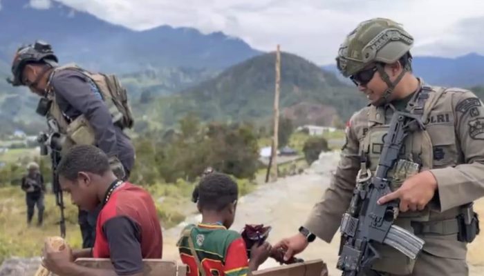 Satgas Damai Cartenz Turun ke Pengungsian Sinak, Patroli Humanis Sekaligus Beri Layanan Kesehatan untuk Warga Terserang Malaria