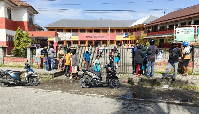 Pemalangan di Depan SD Negeri 3 Mimika, Aktivitas Belajar Tetap Berjalan, Mince Rombe: Sejumlah Anak Dijemput Orang Tua Karena Khawatir 
