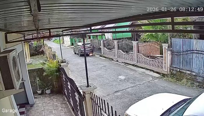 Aksi Kriminal Terekam CCTV, Dua Pria Bakar Mobil Warga di BTN Bumi Kamoro Indah Timika