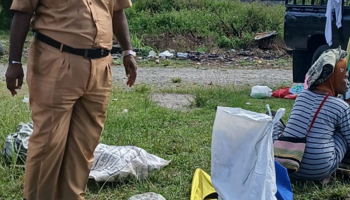 Kepala Pasar Sentral Timika Tegaskan Larangan Jualan di Trotoar Depan Pasar dan Memberikan Izin Berjualan Didalam Area Pasar