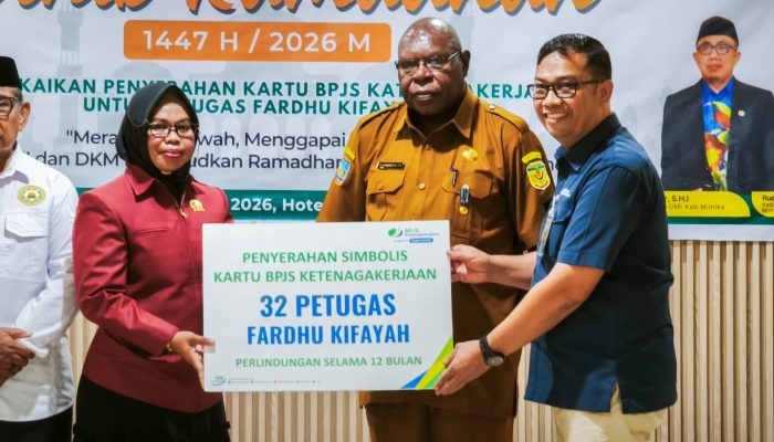 Anggota DPRK Mimika Serahkan BPJS Ketenagakerjaan kepada Petugas Fardhu Kifayah