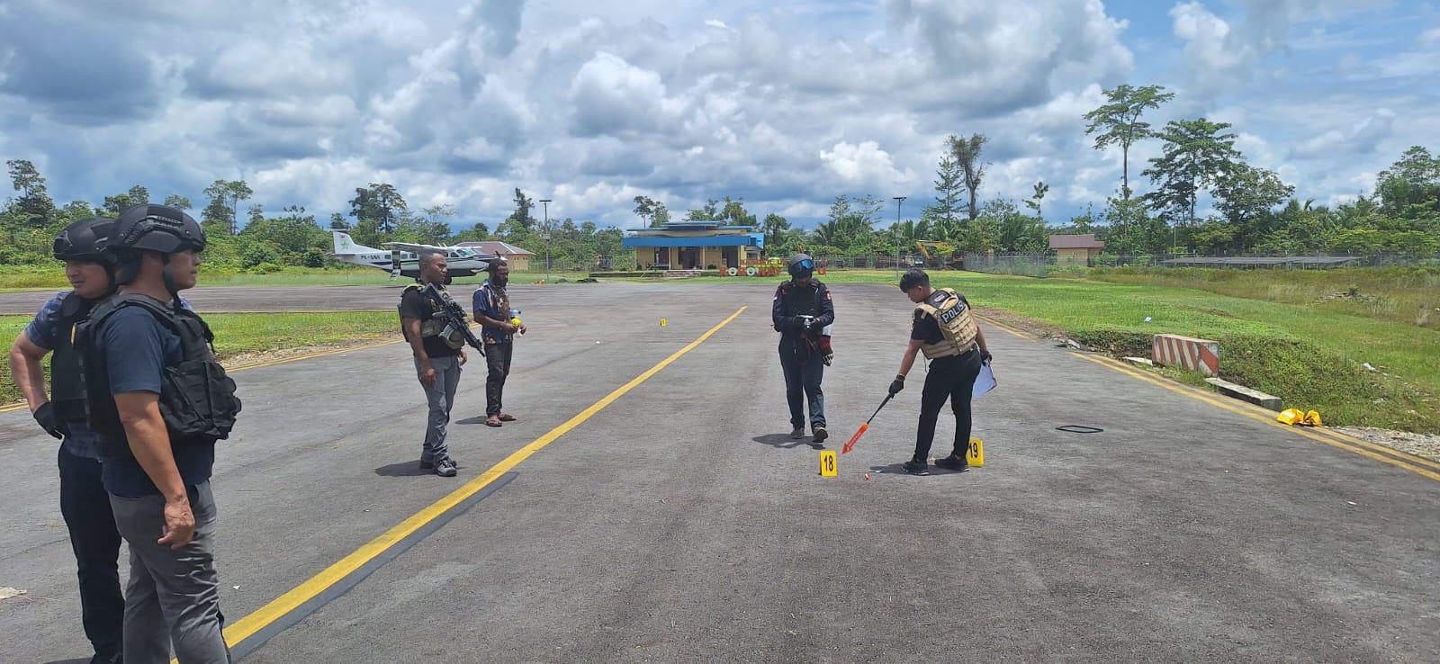 Olah TKP di Bandara Koroway Batu, Satgas Ops Damai Cartenz-2026 Amankan Barang Bukti Penembakan Pesawat