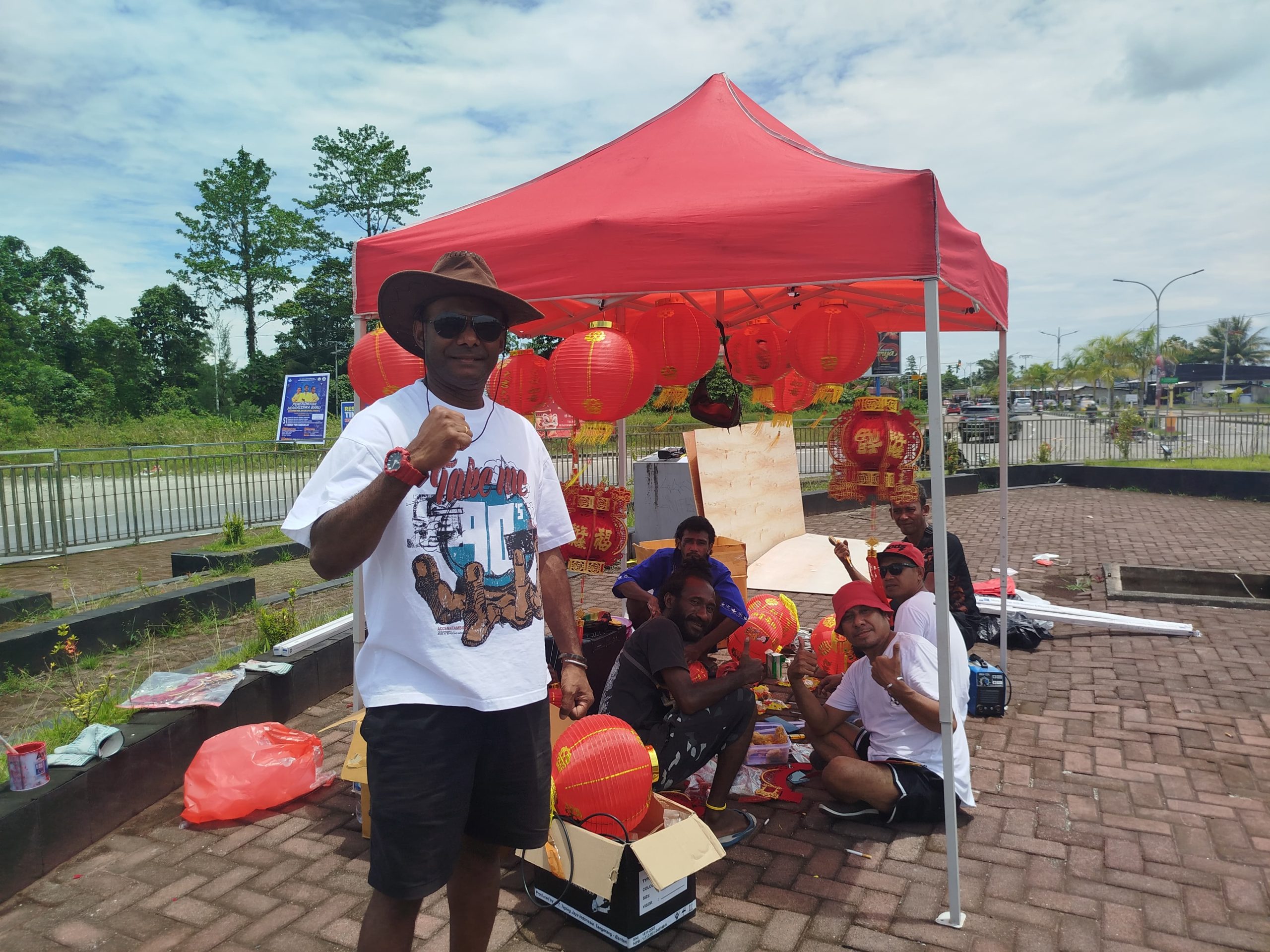 Komunitas Laberti Hiasi Bundaran Ikon Timika Sambut Imlek, Ronald Windessy: Target Rampung 5–6 Hari