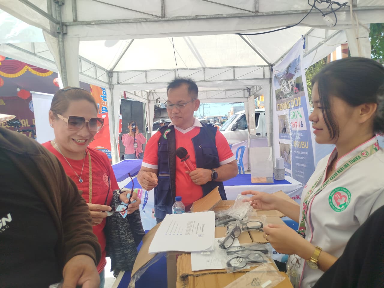 Pelkesi dan PSMTI Bagikan Ribuan Kacamata Gratis di Festival Pasar Imlek