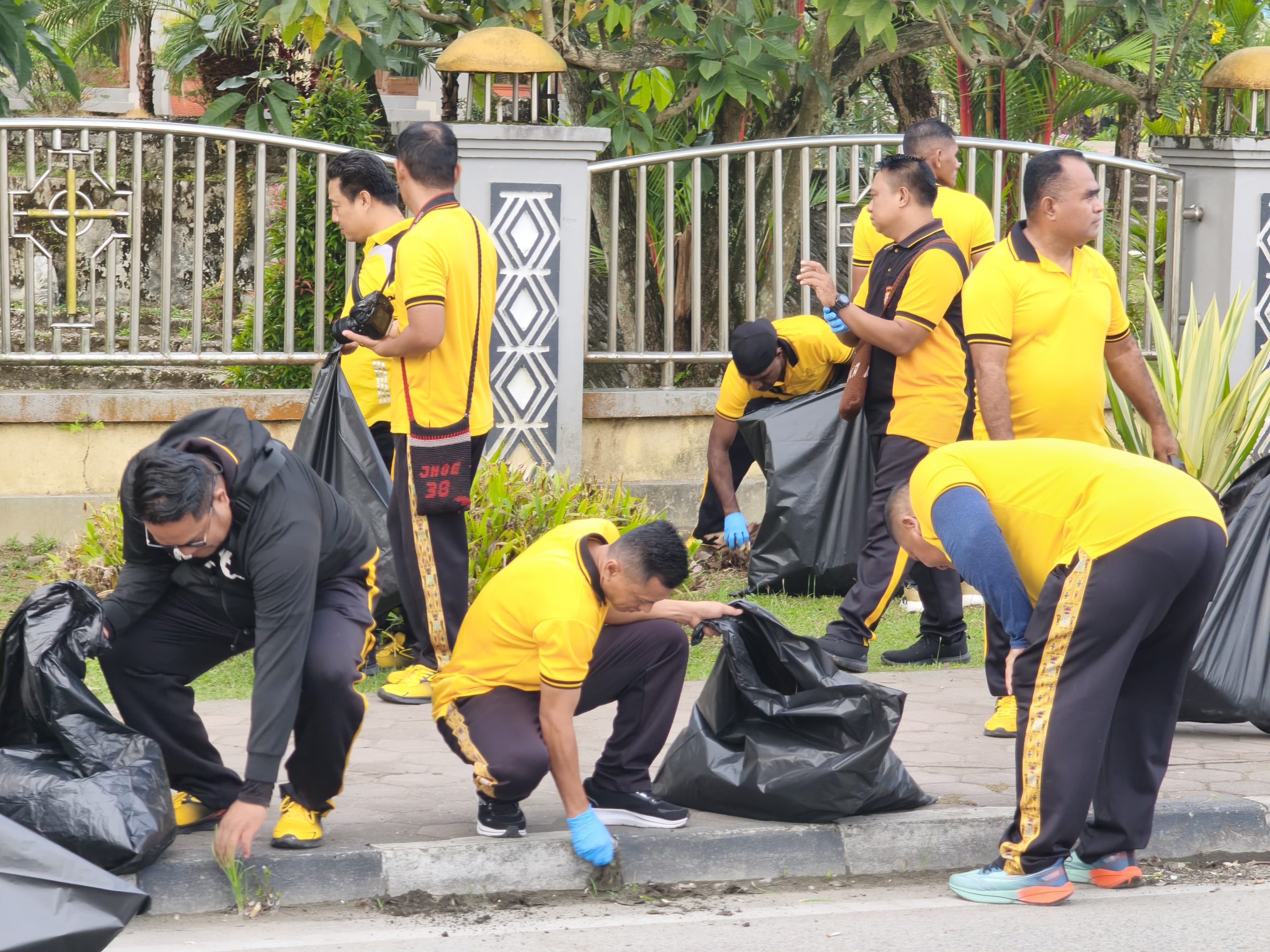 TNI-Polri dan Pemda Mimika Bersatu Peringati HPSN 2026, Aksi Bersih-Bersih Warnai Jalan Cenderawasih