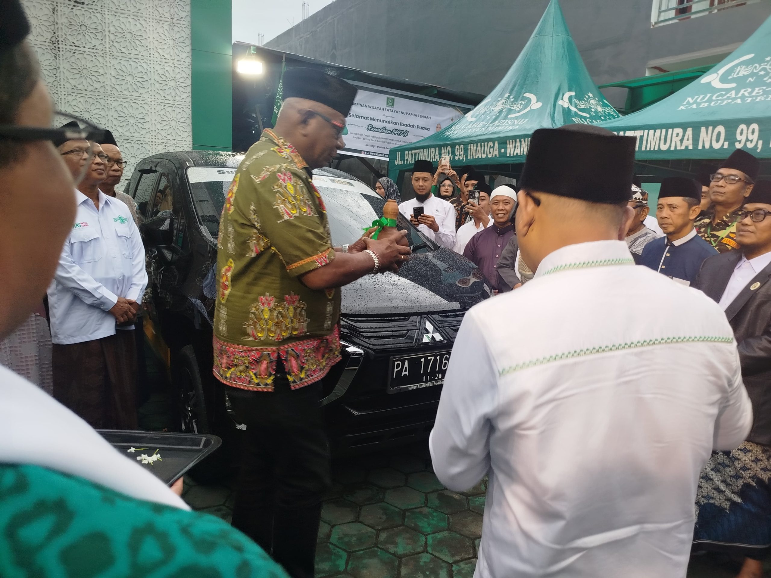 Bupati Johannes Rettob Resmi Siram Mobil Operasional PCNU Mimika