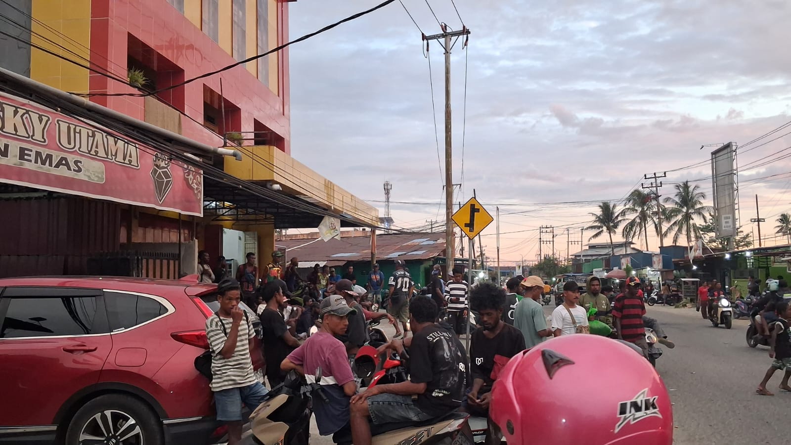 Polres Mimika Gagalkan Aksi Bakar Ban di Jalan Ahmad Yani, Penutupan Toko Emas Picu Keluhan Pendulang