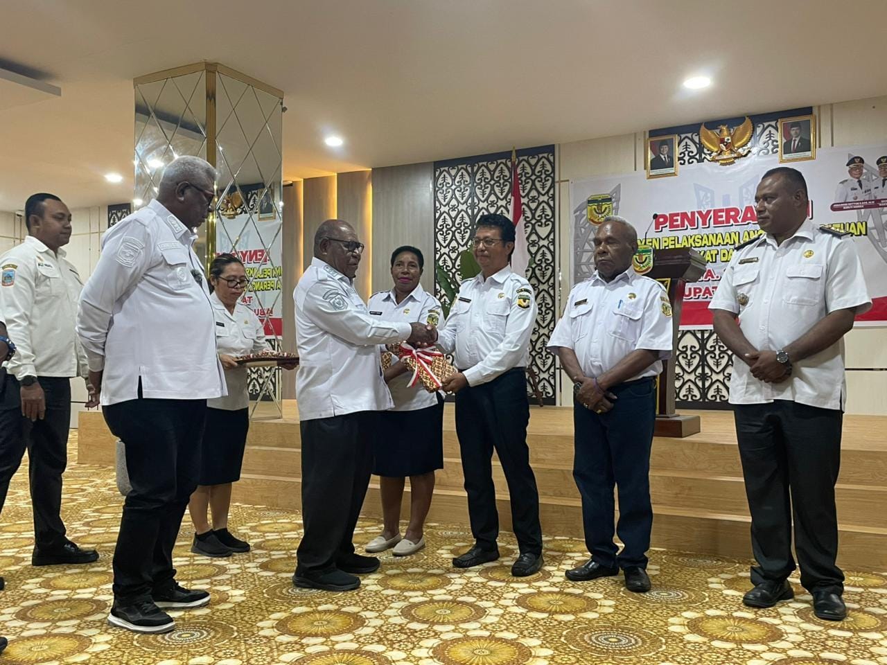 Penyerahan DPA, Bupati Johannes Rettob Tekankan Disiplin dan Akuntabilitas dalam Pelaksanaan APBD 2026