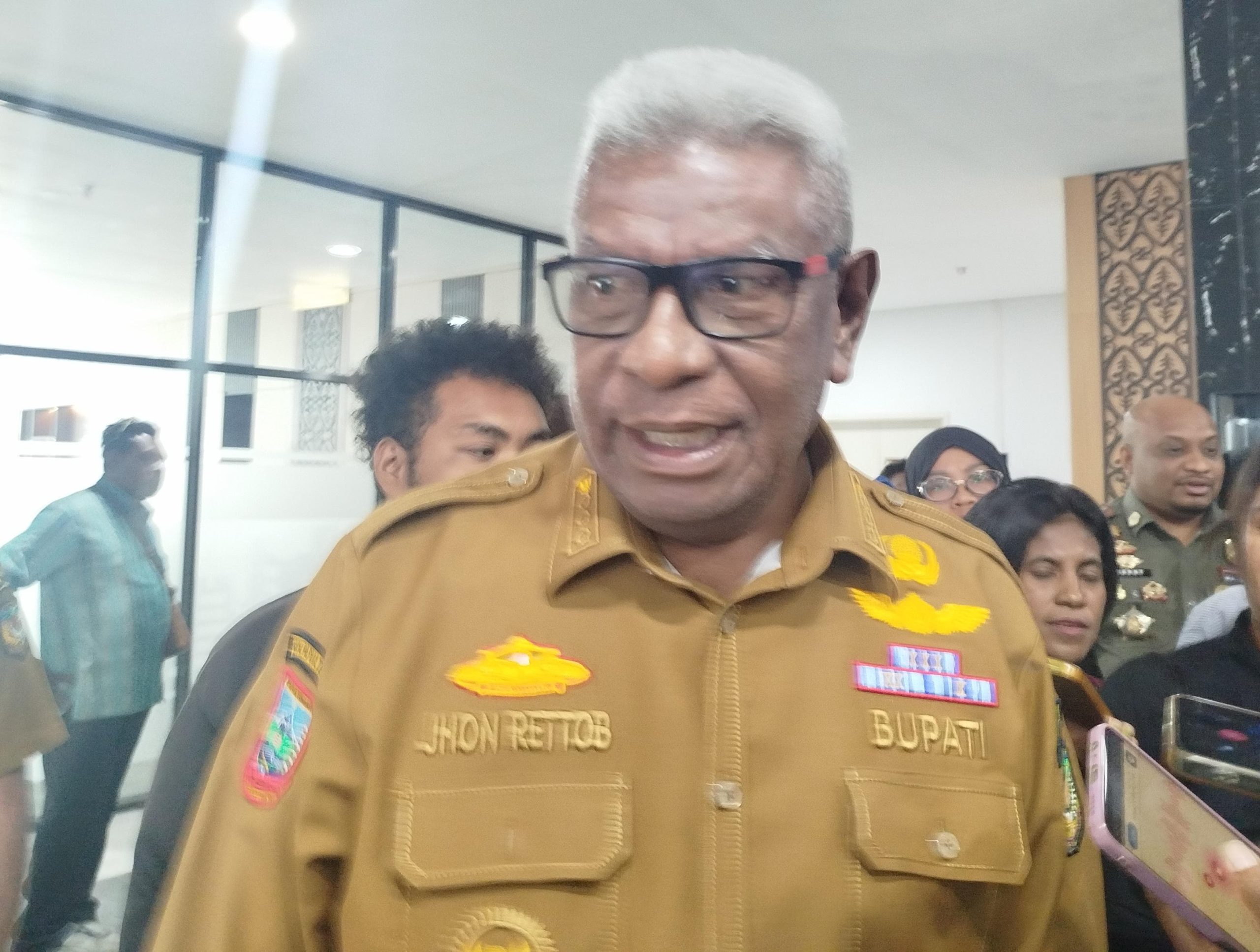 Bupati Mimika Tegaskan Komitmen Kunjungan Hingga ke Gunung dan Pantai