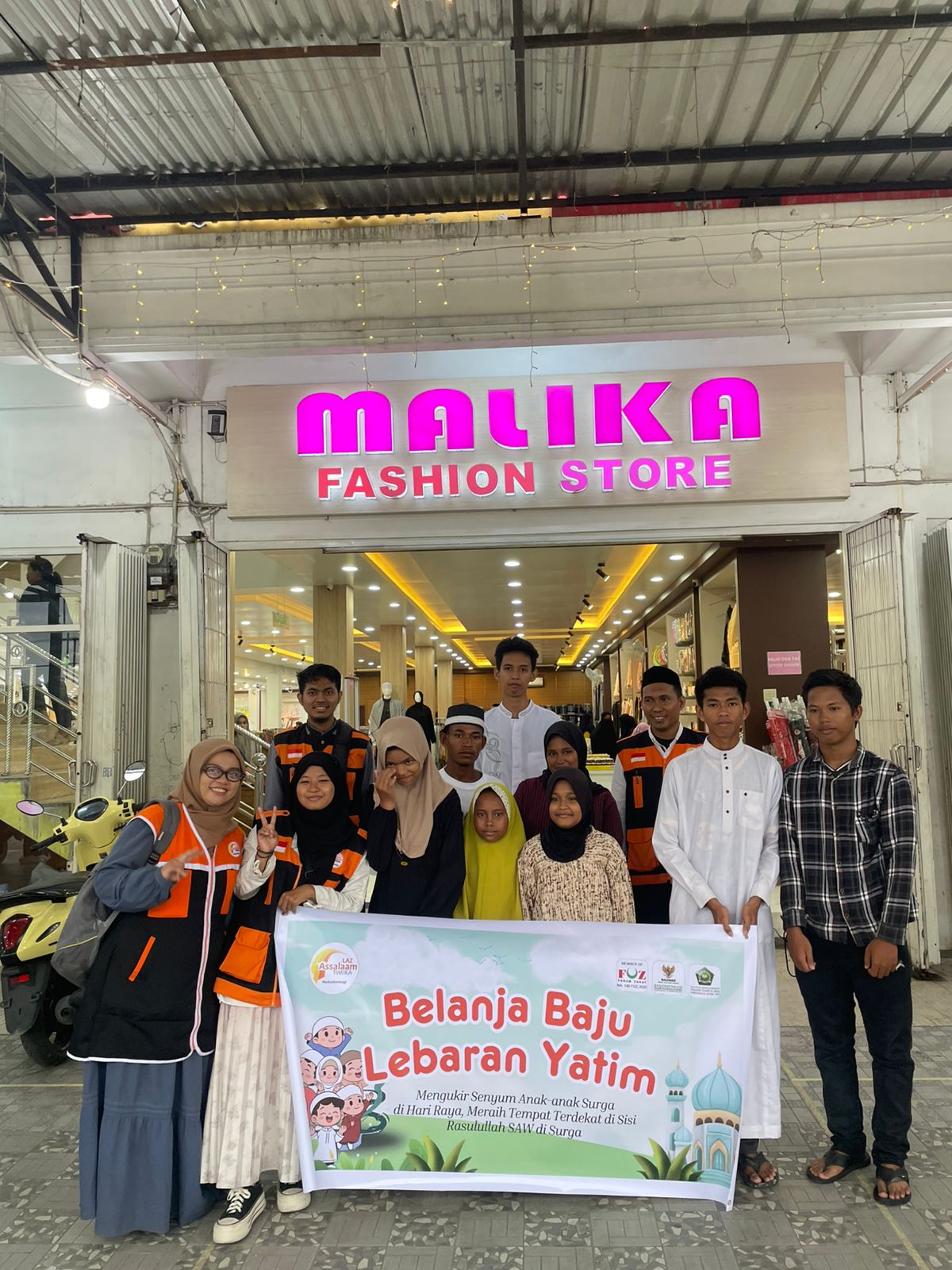 LAZ Assalaam Timika Ajak 5 Anak Yatim Masjid Asy-Syuhada Belanja Baju Lebaran