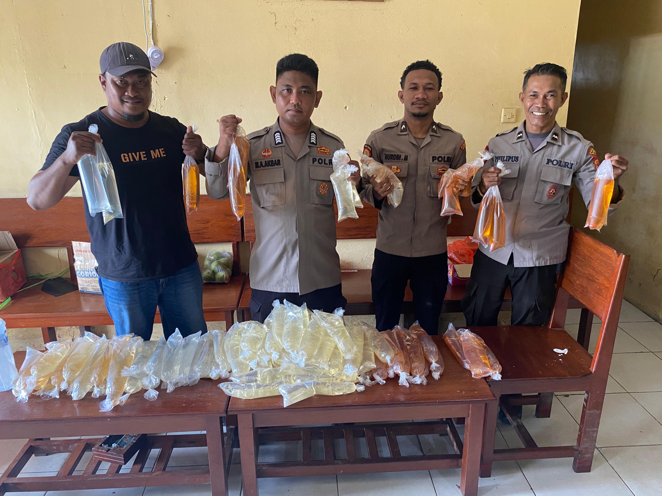Sweeping Gabungan Amankan Puluhan Liter Minuman Keras di Atas KM. Tatamailau di Pelabuhan Pomako