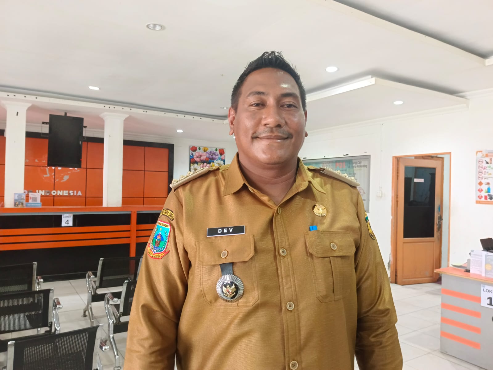 Penyaluran PKH Tembagapura Berubah, Kepala Distrik Turun Langsung Serahkan Bantuan ke Warga