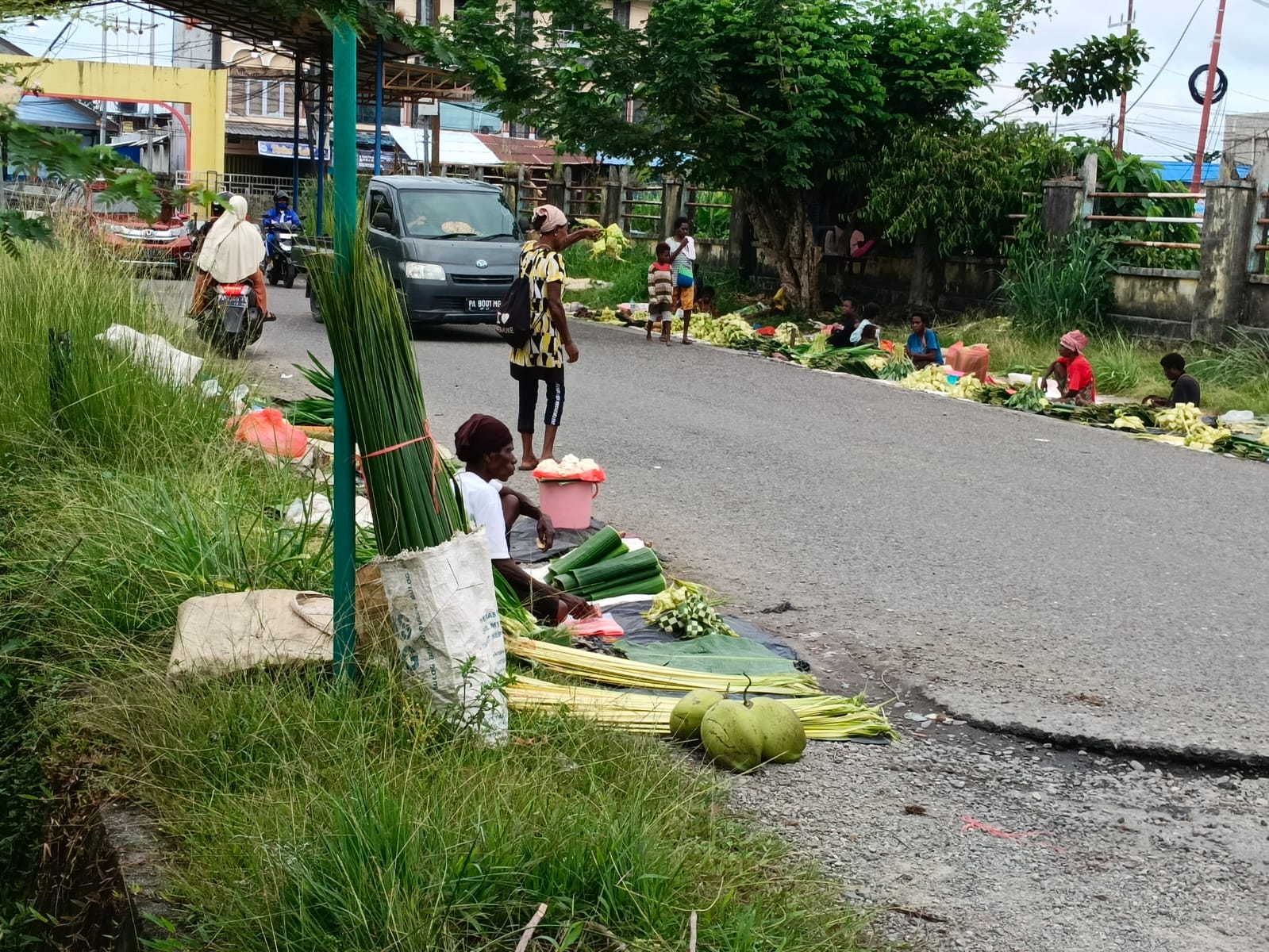Pasar Sentral Timika Ramai Jelang Lebaran, Mama-Mama Papua Jual Janur dan Daun Pisang