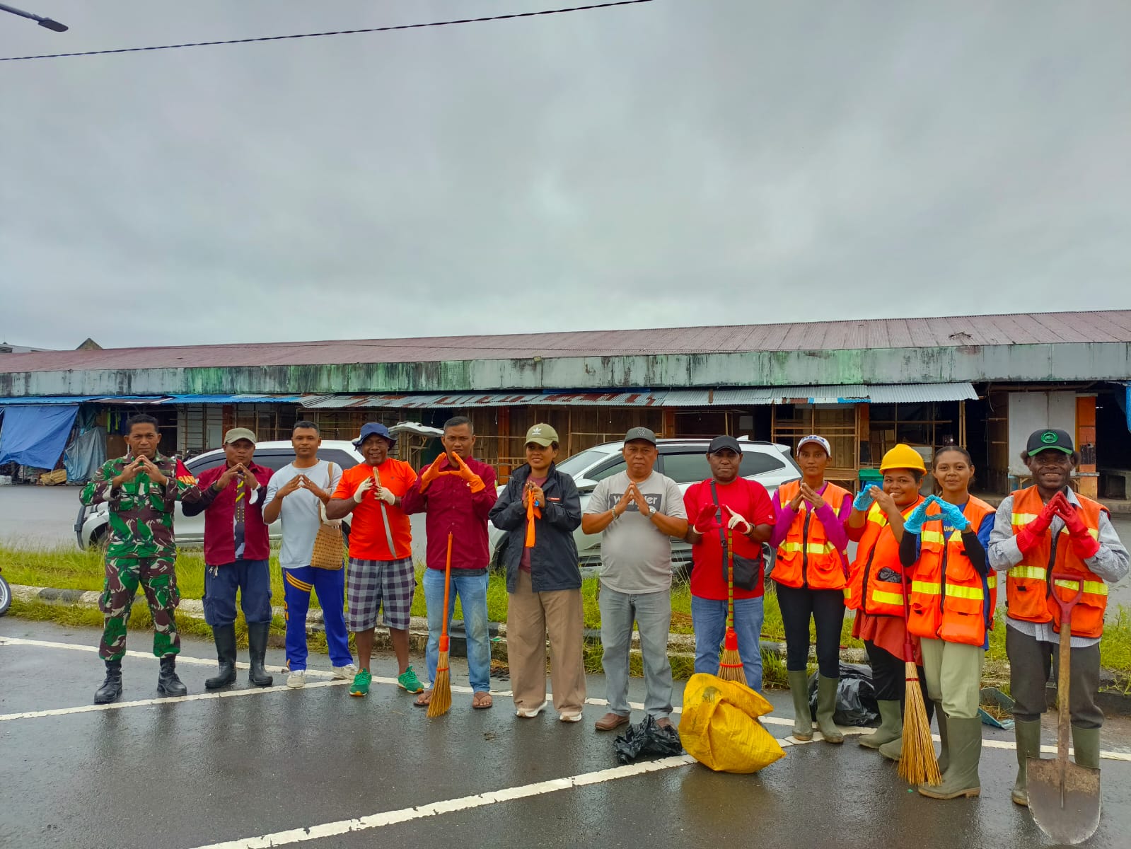 Aksi Nyata Jelang Tiga Hari Raya, Distrik Mimika Baru Bersihkan Pasar Sentral