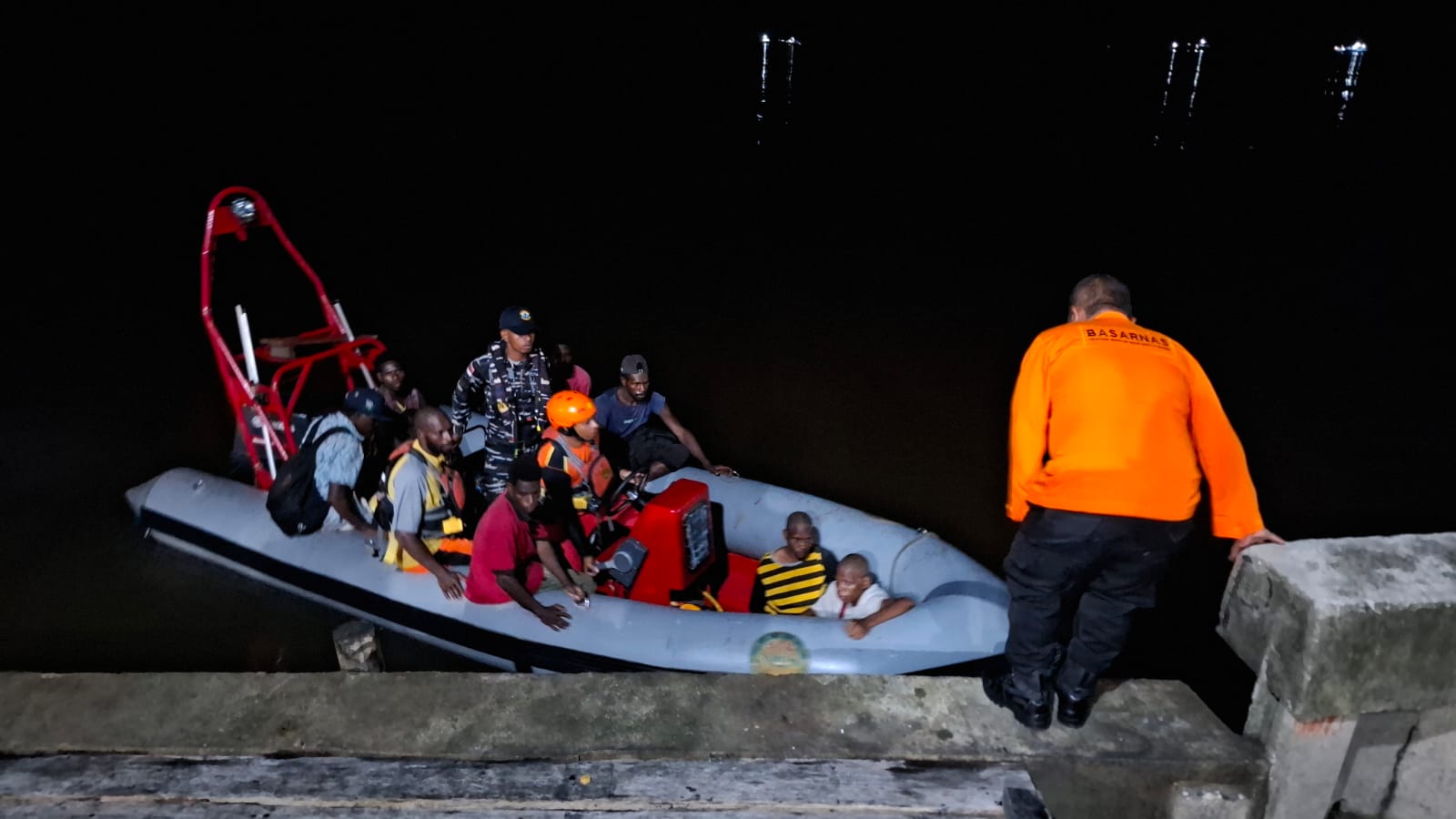 Dihantam Ombak di Muara Bokap, Long Boat Tenggelam: 8 Penumpang Selamat Berkat Aksi Cepat SAR Gabungan
