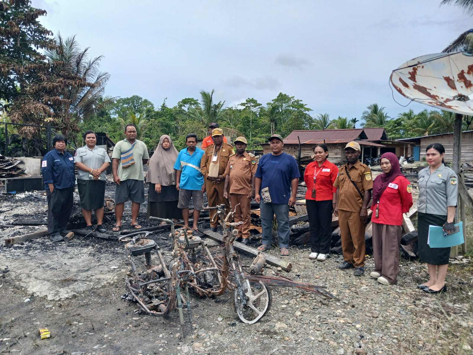 Kebakaran Hanguskan Rumah Warga di SP 6 Iwaka, Pemerintah Bergerak Cepat Bantu Korban