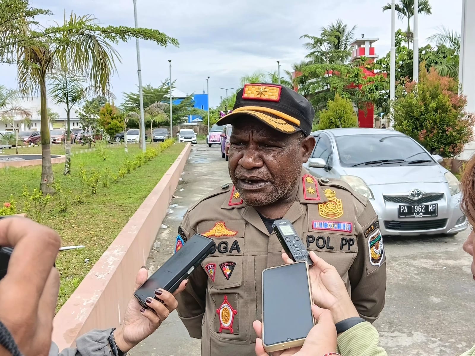 Satpol PP Mimika Tertibkan Pedagang di Trotoar, Fokus Penataan dan Sosialisasi Penjual Pinang