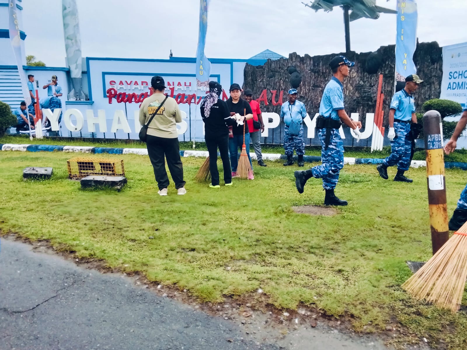 Songsong HUT ke-80 TNI-AU, Lanud YKU Bersihkan Akses Bandara Moses Kilangin, Perkuat Kolaborasi Lingkungan di Mimika